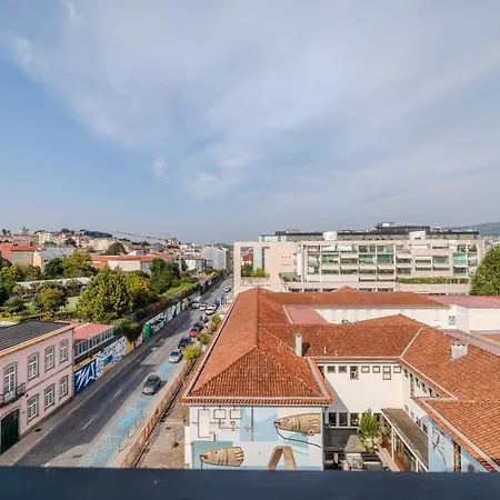 Terrace Flat By House And People Appartement