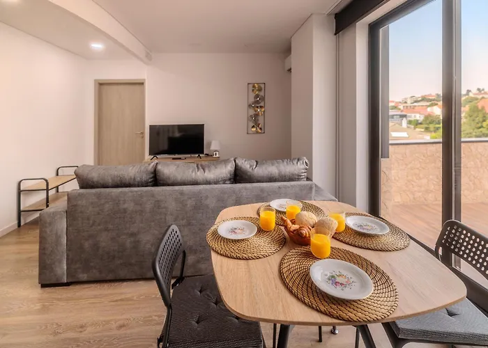 Lägenhet Terrace Flat By House And People *