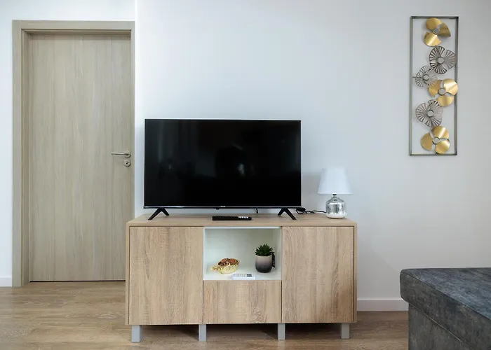 Apartament Terrace Flat By House And People *