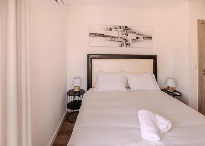 شقة Terrace Flat By House And People